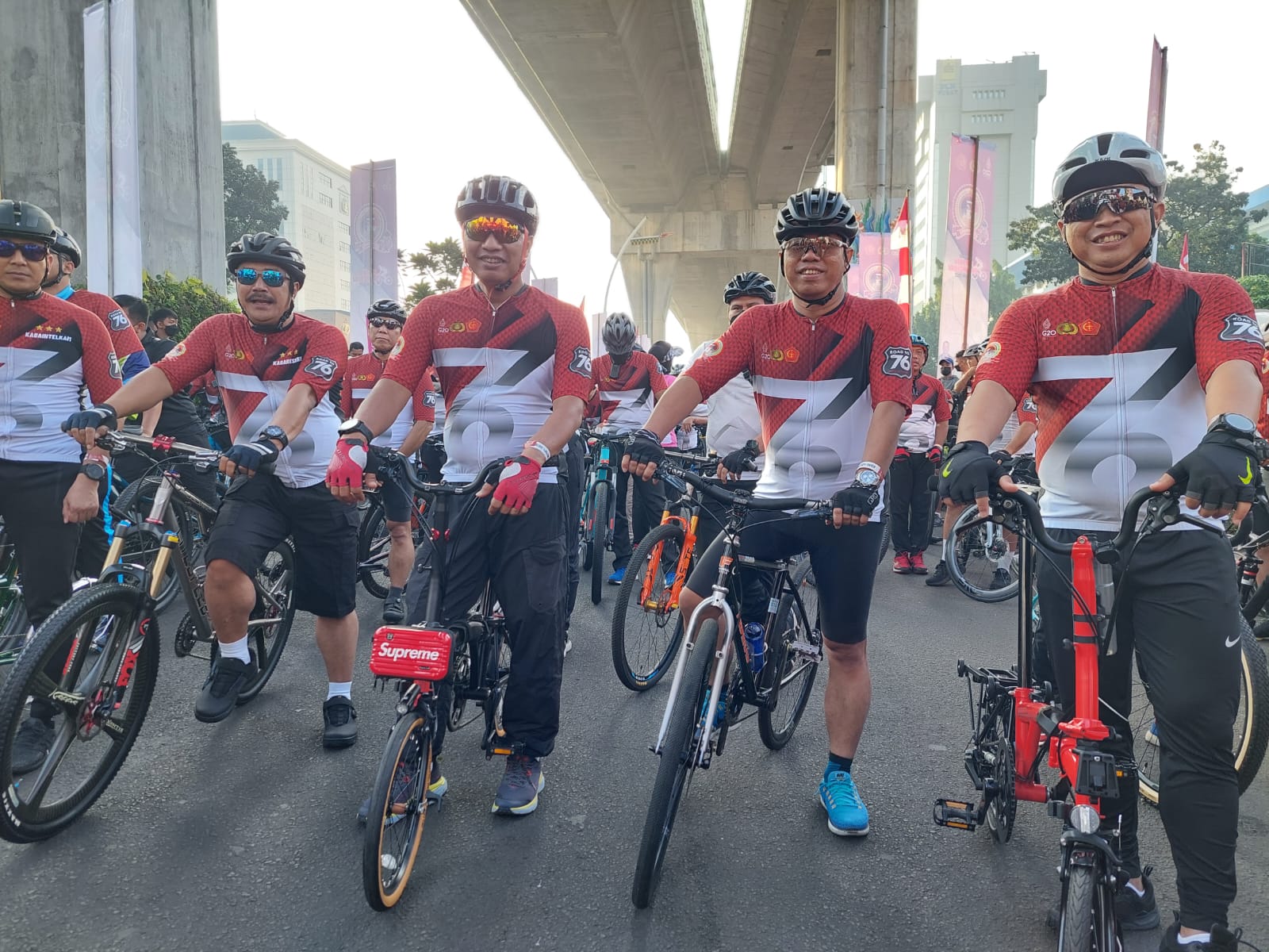 Fun Bike Semarak Bhayangkara ke 76 bersama PJU Mabes Polri dan Mabes TNI